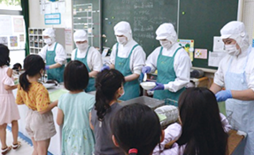 給食を受け取る子どもたち