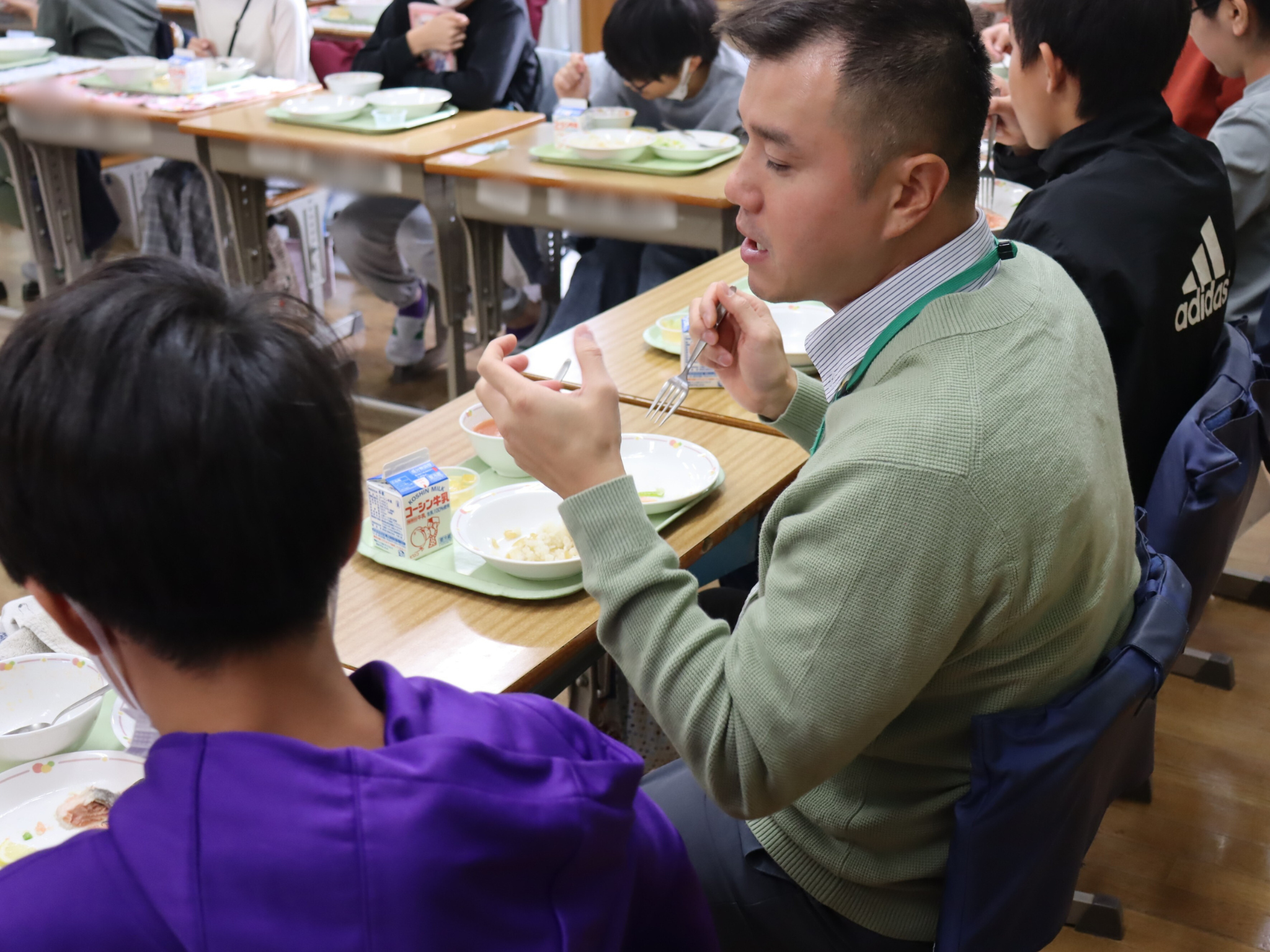 給食を受け取る子どもたち