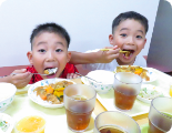 食事中の子供たち